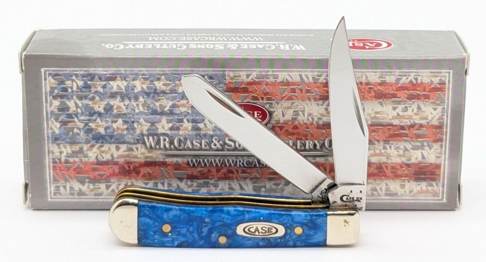 2016 Case XX Blue Sparkle Kirinite Tiny Trapper 102154 w/ Box: Knife is in very nice condition with minimal wear from handling. Overall measures 2-3/8in when closed.