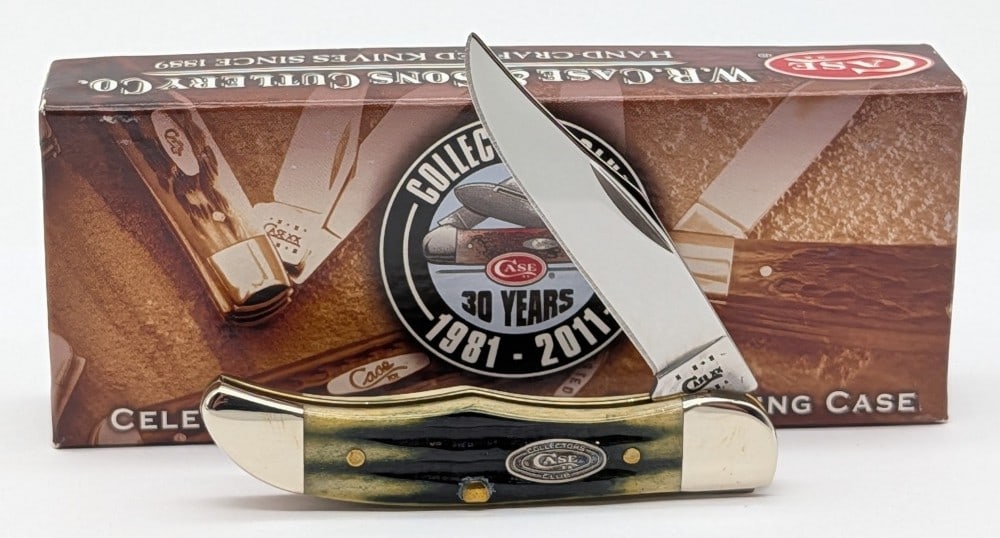 2011 Case XX Collector's Club Olive Green Pocket Hunter 61165 w/ Box: Knife is in very nice condition with minimal wear from handling. Overall measures 2-3/4in when closed.