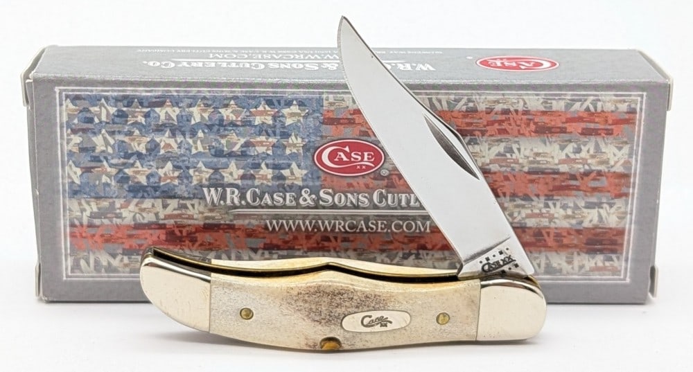 2000 Case XX Vintage Stag Pocket Hunter V51165: Knife is in very nice condition with minimal wear from handling. Comes with a box, but does not match the knife. Overall measures 2-3/4in when closed.