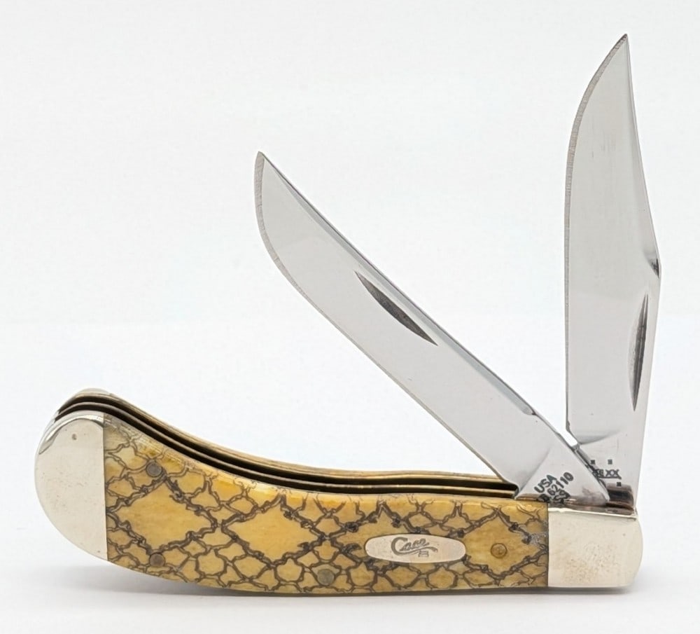 2005 Case XX Green Snakeskin Bone Saddlehorn TB62110: Knife is in very nice condition with light scuffs on the bolsters from handling. Overall measures 3-1/2in when closed.