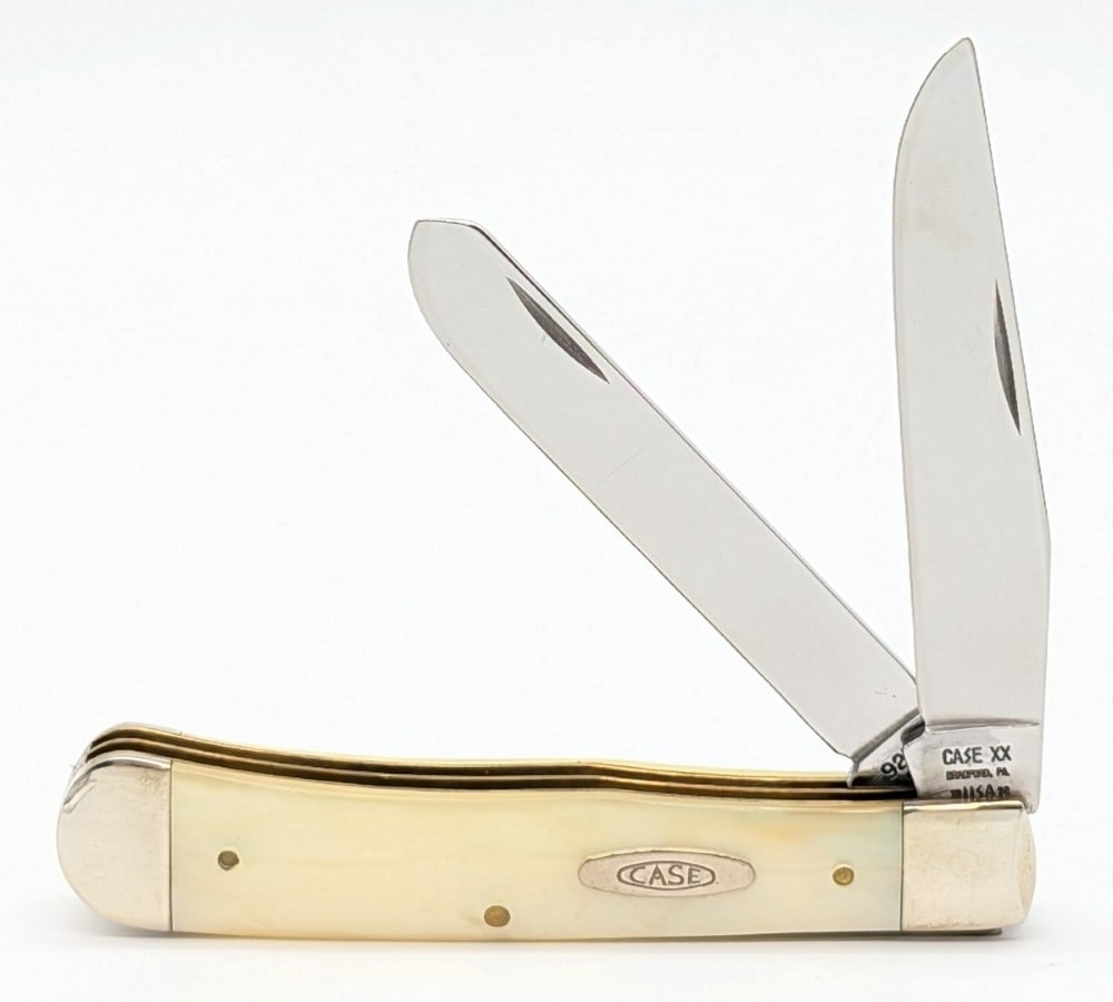 1992 Case XX Faux Pearl Trapper 9254: Knife is in very nice condition with minimal wear from handling. Overall measures 4-1/8in when closed.