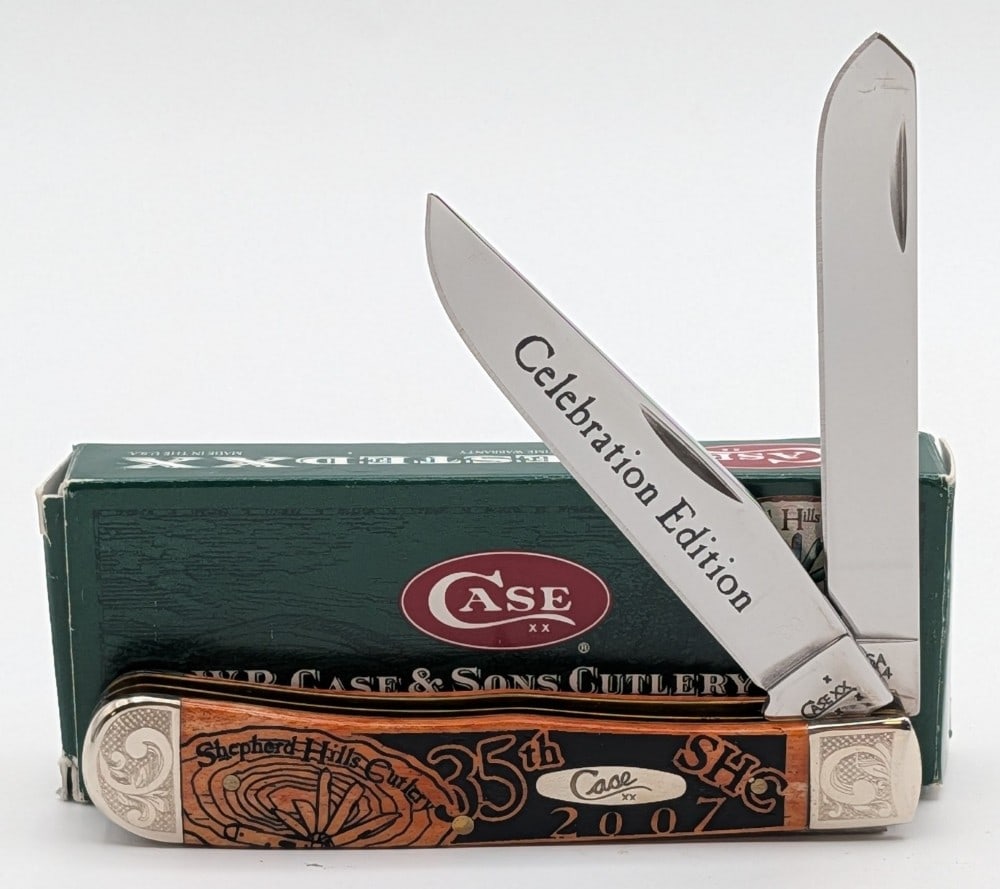 Ltd 2007 Case XX SHC 35th Anni Scroll Bolster Chestnut Bone Trapper 6254 w/ Box: Knife is numbered 099, and is in like new condition. Overall measures 4-1/8in when closed.