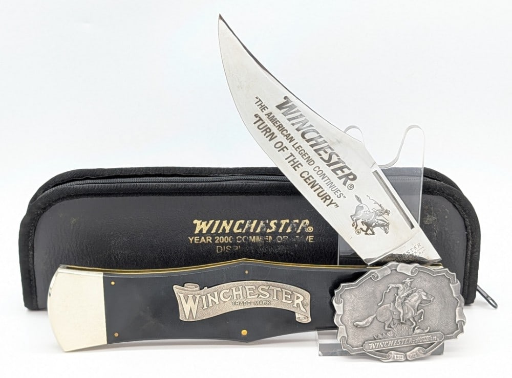 2000 Winchester Turn of the Century Display Black Micarta Coke Bottle 1920-D w/ Case & Buckle: Knife is in very nice condition with light scuffs and tarnishing from handling and age. Overall measures 11-3/8in when closed.