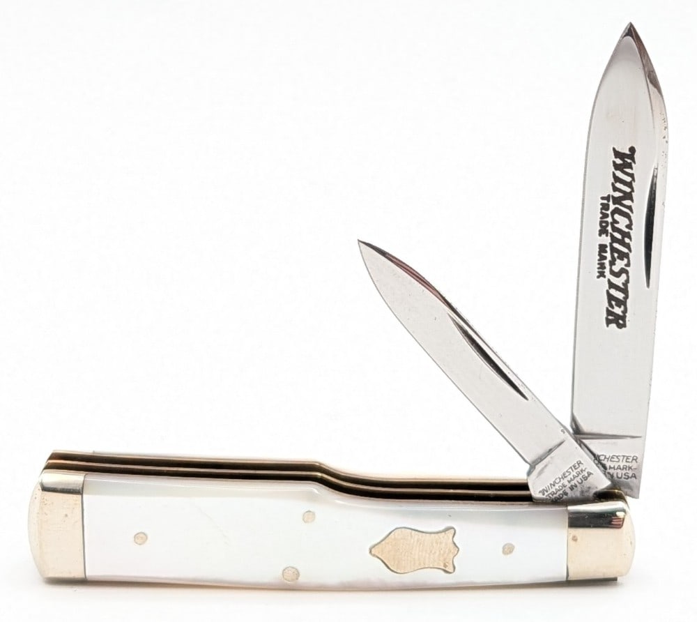 1991 Winchester Mother of Pearl Small Gunstock Knife 2851P: Knife is in very nice condition with some tarnishing along the spine of the blades from age. Overall measures 3in when closed.