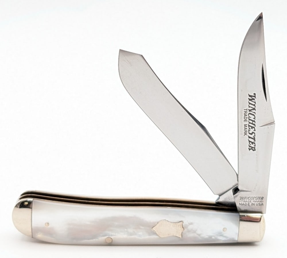 1989 Winchester Mother of Pearl Trapper 2904 1/2: Knife is in very nice condition with light scuffs from handling. Overall measures 3-7/8in when closed.