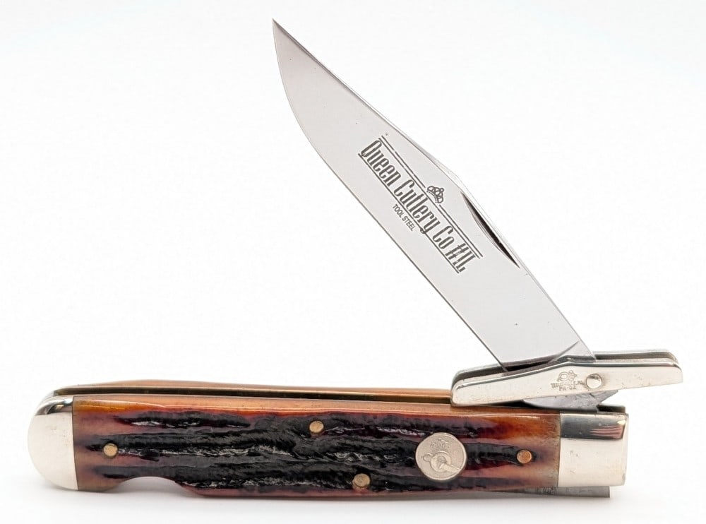 Queen Cutlery #IL Worm Groove Jig Bone Swing Guard Folding Knife: Knife is very good condition with light scuffs and tarnishing on the bolsters from handling and age. Overall measures 4-1/2in when closed.