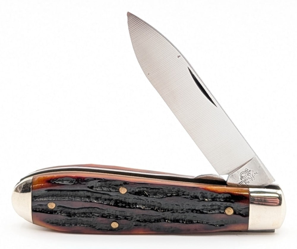 Queen Cutlery Factory Sample Worm Groove Jigged Bone Teardrop Jack Knife: Knife is in like new condition. Overall measures 3-7/8in when closed.