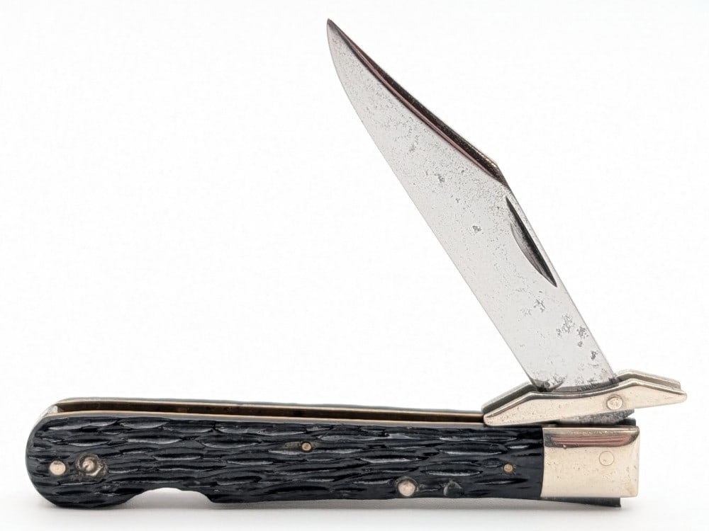 L.L. Bean Rough Black Swing Guard Cheetah: Knife is in good aged condition with pitting and carbon spots on the polished blade, scratches and tarnishing on the bolsters, and the front handle scale has a pin crack on the center pin. Overall mea