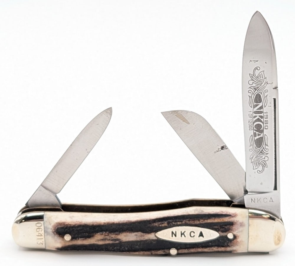 Ltd 1980 Robi Klass Kissing Crane NKCA Stag Long Pull Whittler: Knife is numbered 06413 of 12000, and is in very nice condition with light scuffs and tarnishing on the bolsters from handling. Overall measures 4in when closed.