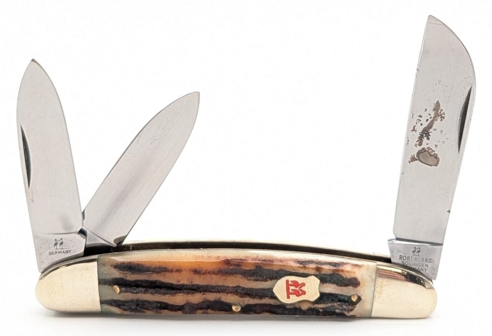 Robi Klaas Kissing Crane Stag Large Stockman: Knife is in nice condition with some light scratches and tarnishing on the blades, and light scuffs and tarnishing on the bolsters from handling and age. Overall measures 4-1/4in when closed.