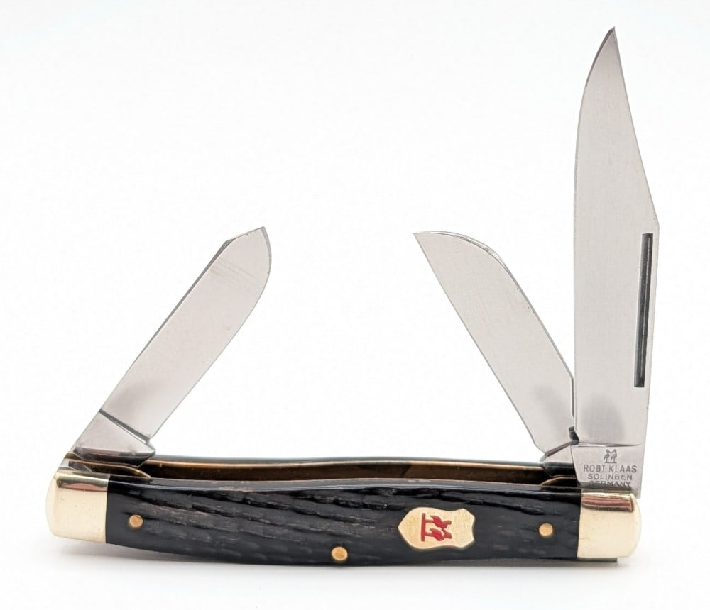 Robi Klaas Kissing Crane Jigged Buffalo Horn Long Pull Stockman: Knife is in very nice condition with a few carbon spots on the blades, and light scuffs on the bolsters from handling. Overall measures 4in when closed.
