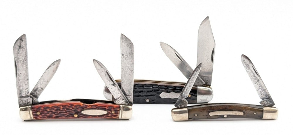 Vtg Cattaraugus, Robeson, & John Primble Jigged Bone Folding Knives: Knives are in fair aged conditions with scratches and carbon spots on the blades, scratches and tarnishing on the bolsters, and general wear on the handle scales from age. Largest overall measures 3-3
