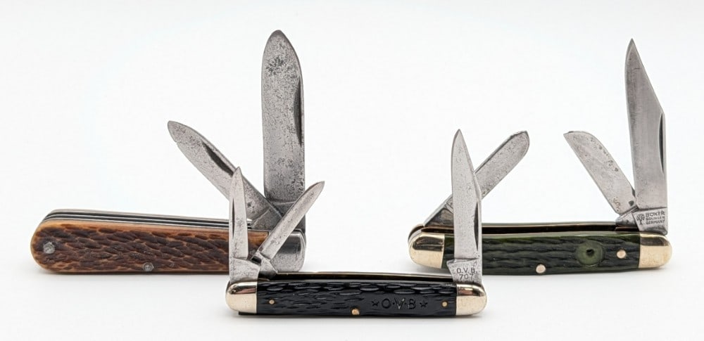 Vtg Boker, Voos, & OVD Jigged Bone Folding Knives: Knives are in fair aged condition with scratches and tarnishing on the blades and bolsters, and other scuffs and wear from use and age. Largest overall measures 3-1/2in when closed.