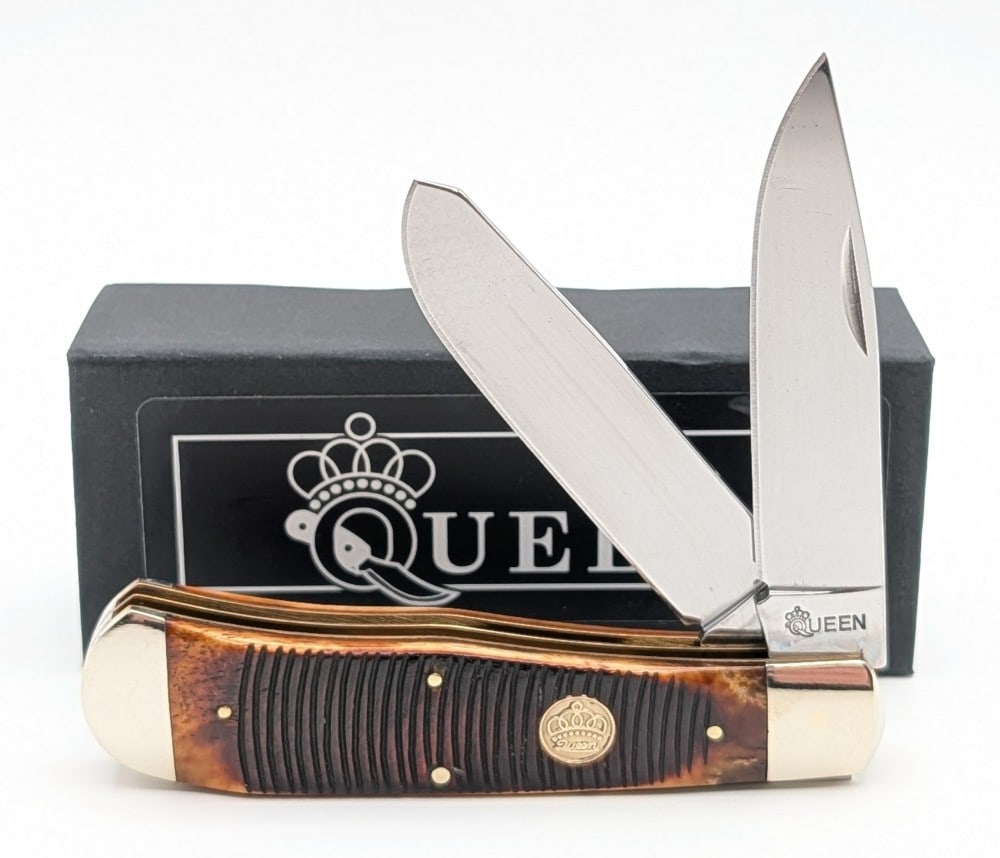 Queen Cutlery Sawcut Burnt Bone Jumbo Trapper QN7565 w/ Box: Knife is in new condition. Overall measures 4-1/2in when closed.