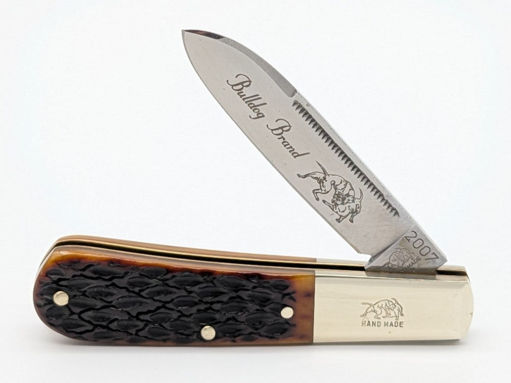 2007 Bull Dog Brand Jigged Bone Long Pull Barlow: Knife is in very nice condition with light scuffs from handling. Overall measures 3-1/2in when closed.