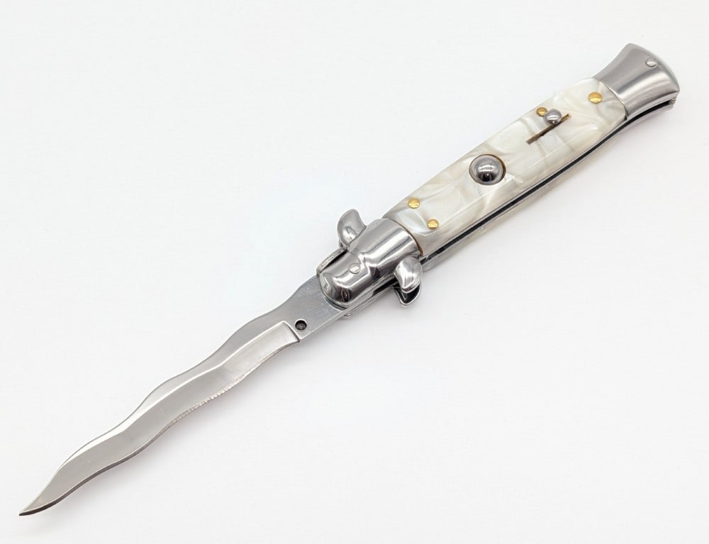 Unbranded Faux Pearl Kriss Switchblade Knife: Knife is in like new condition. Overall measures 5in when closed.
