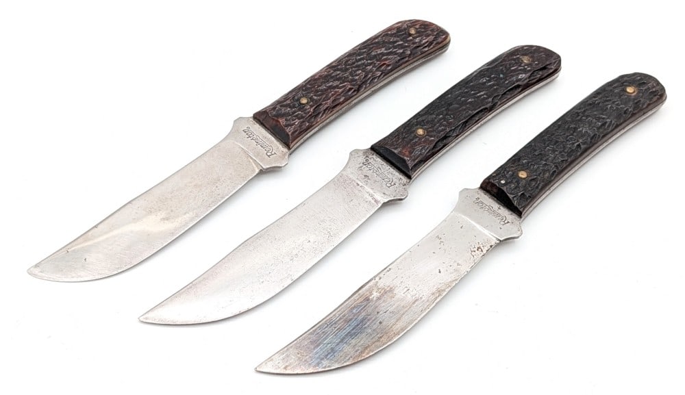 (3) Antique Remington Jigged Bone RH4 Sportsman's Knives: Knives are in good used condition with scratches and tarnishing on the blades, and nice handle scales. Blade lengths measure 4-1/8in and overall 7-1/2in.