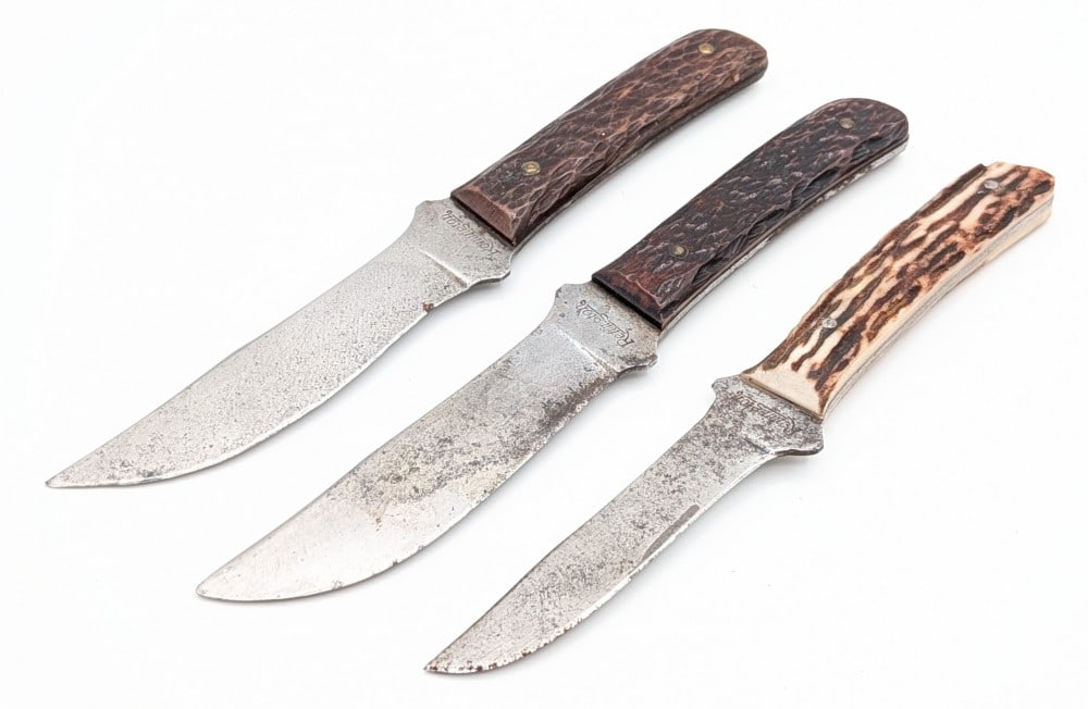 (3) Antique Remington Stag & Jigged Bone RH4 Sportsman Knives: Knives are in used aged condition with scratches and tarnishing on the blades, and nice handle scales. Blade length measures 4in and overall 7-1/2in.