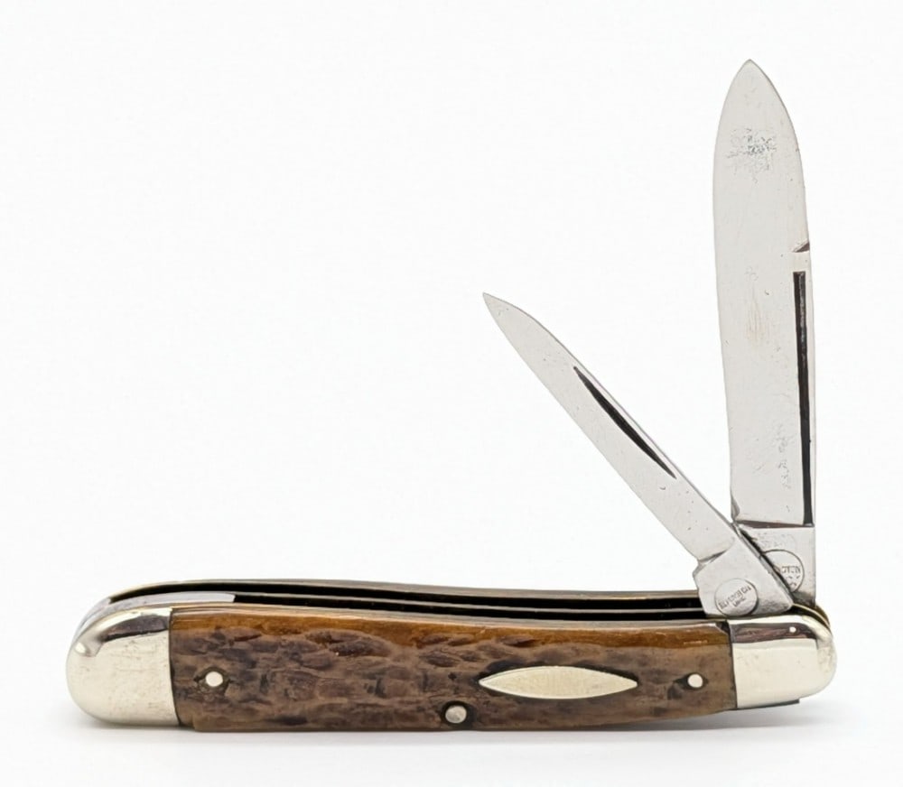 Vtg Remington Jigged Bone Long Pull Peanut R673: Knife is in nice condition with some scratches and light material loss on the polished blades, and light scuffs on the polished bolsters. Overall measures 3in when closed.