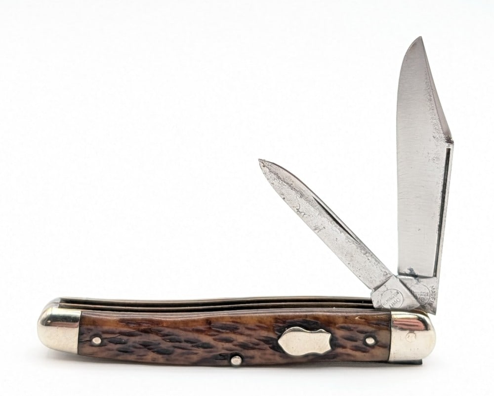 Remington Jigged Bone Long Pull Texas Jack Knife: Knife is in nice cleaned condition with some scratches and tarnishing on the blades, scratches on the bolsters, and nice handle scales. Overall measures 3-5/8in when closed.