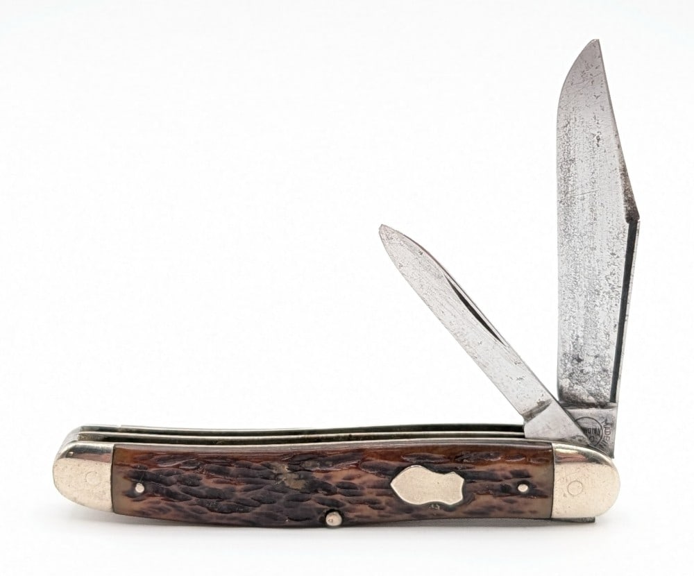 Remington Jigged Bone Long Pull Texas Jack Knife: Knife if in good cleaned condition with scratches and tarnishing on the blades, scratches and tarnishing on the bolsters, and nice handle scales. Overall measures 3-5/8in when closed.