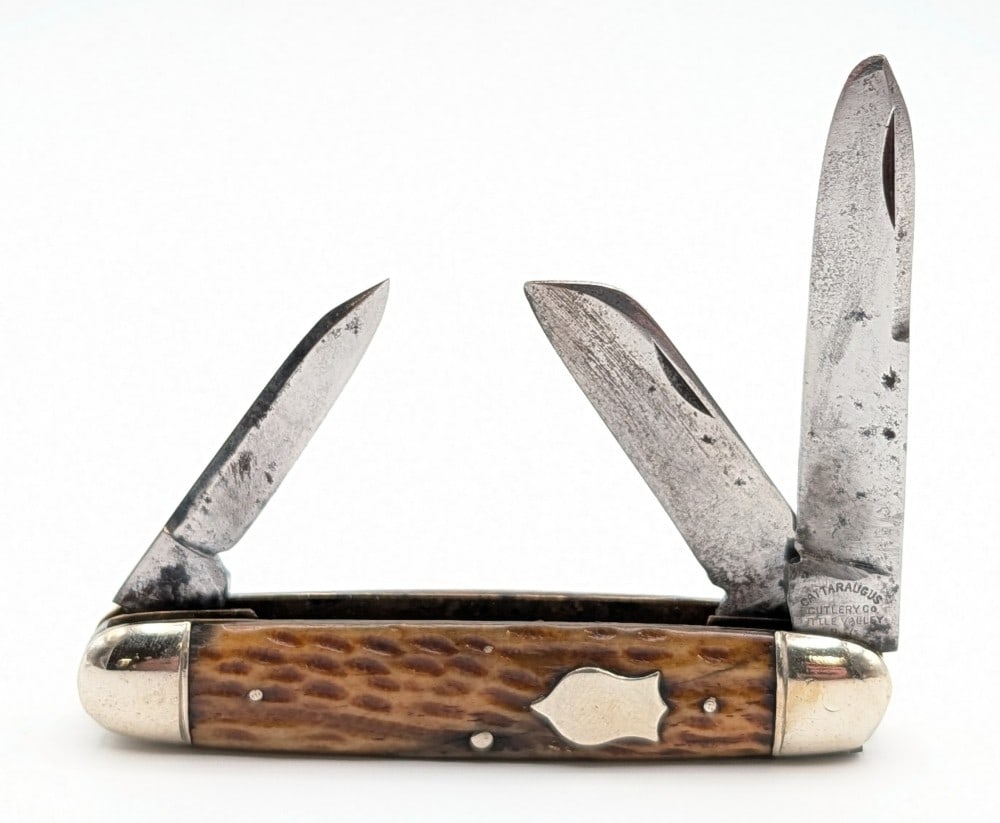 Cattaraugus Cutlery Co. Jigged Bone Cigar Jack Knife: Knife is in fair cleaned condition with heavy scratches and material loss on the blades, scratches and some dings on the polished bolsters, and a crack on the front handle scale by the upper bolster. 