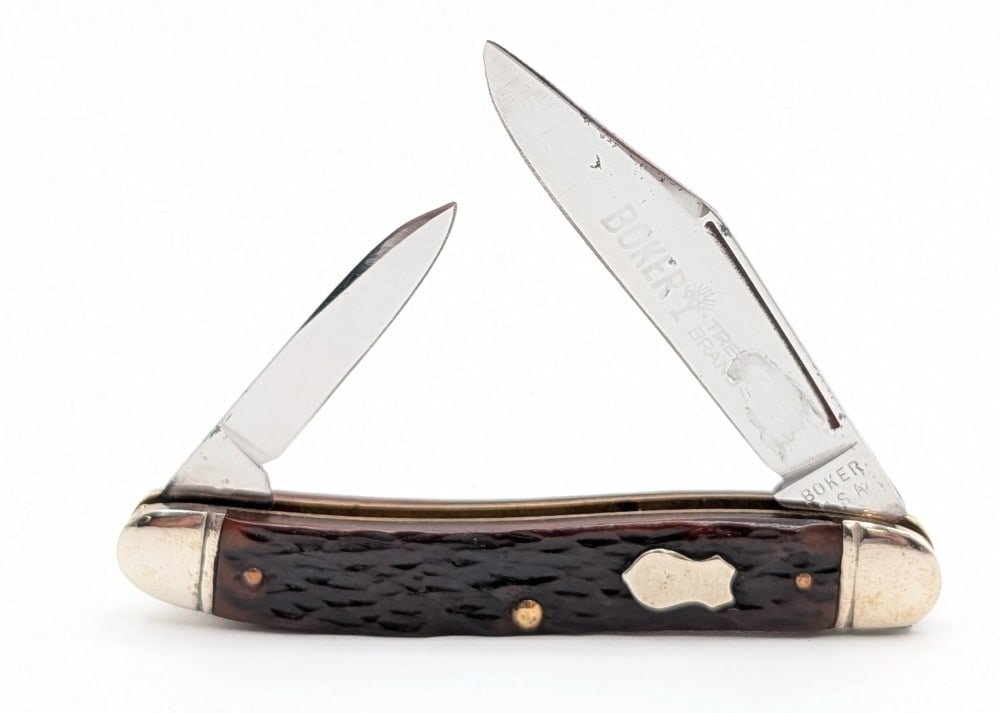 Boker Tree Brand Jigged Bone Long Pull Serpentine Jack Knife 1128: Knife is in very nice condition with some carbon spots on the blades, light tarnishing on the bolsters, and a pin crack on the front handle scale bottom pin. Overall measures 3-1/2in when closed.