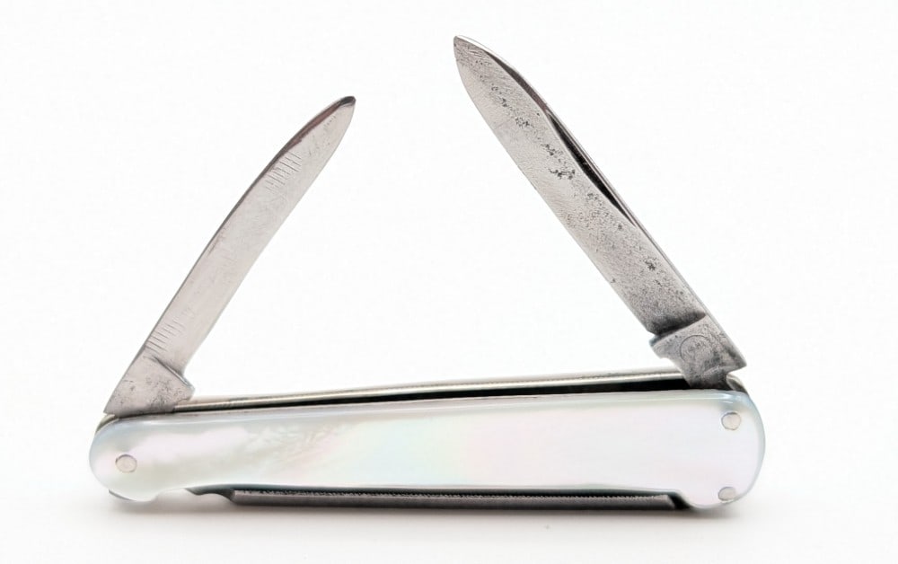 Remington Mother of Pearl File Pen Knife R6424: Knife is in very nice condition with some scratches and pits on the blades from use and handling. Overall measures 2-5/8in when closed.