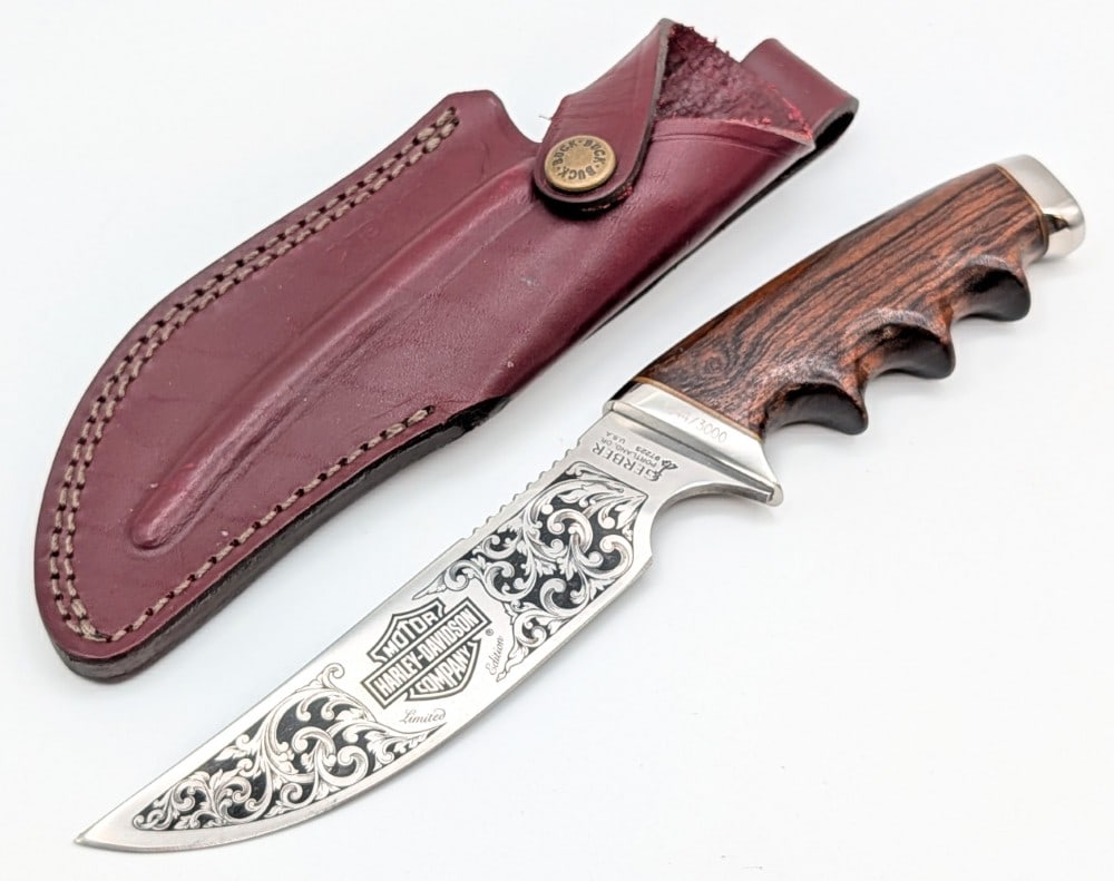 Ltd Gerber Harley-Davidson Model 525 Finger Groove Skinner w/ Buck Sheath: Knife is numbered 1244 of 3000. Features Harley-Davidson etching on the blade, a polished steel bolsters, a finger groove wood handle, and a polished steel butt cap. Knife is in very nice condition wi