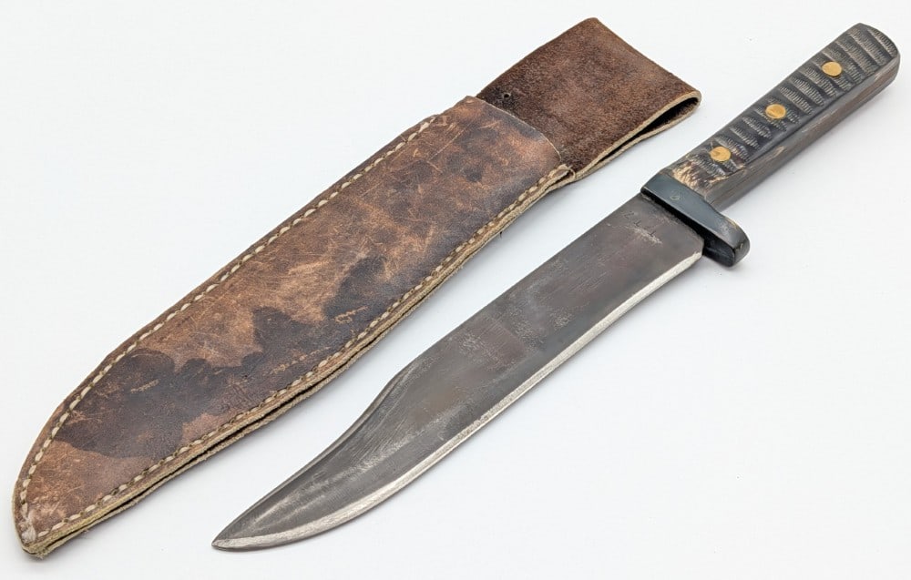 Custom STAT 7 Horn Handle Bowie Knife w/ Sheath: Features a black finish clip point blade, a blackened finish brass guard, a full tang handle, and horn handle scales. Knife is in good condition with tarnishing and scratches on the blade, and other g