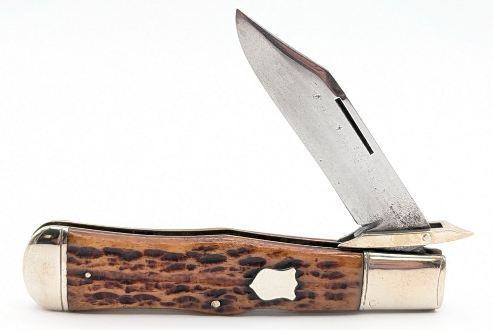 Antique Cattaraugus Jigged Bone Swing Guard Coke Bottle 12839: Knife is in good aged condition with material loss and scratches on the cleaned blade, scratches and dings on the polished bolsters, and nice handle scales. Overall measures 5-1/4in when closed.