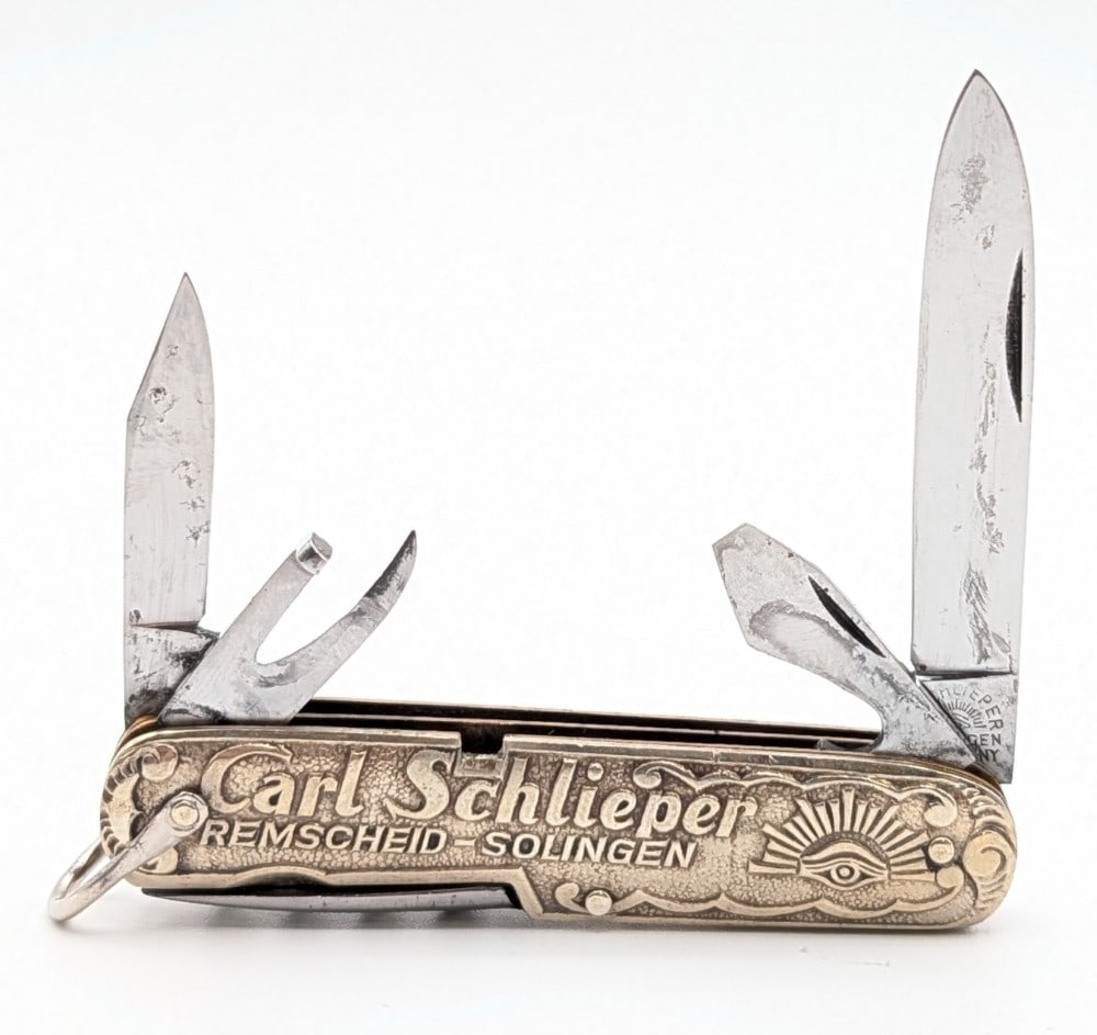 Carl Schlieper Eye Brand Blacksmith Metal Handle Utility Knife: Knife is in nice condition with some tarnishing on the blades, and light scuffs and tarnishing on the handle. Overall measures 3in when closed.