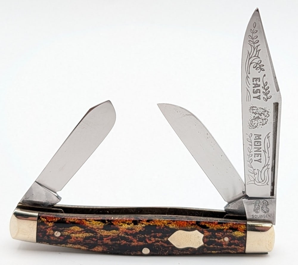 Frank Buster Fight'n Rooster Easy Money Christmas Tree Celluloid Stockman: Knife is in very nice condition with light tarnishing from age. Overall measures 3-7/8in when closed.