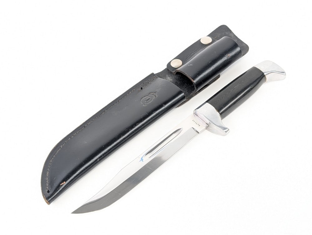 Queen Cutlery Buck Style Fixed Blade Hunting Knife 770719 w/ Sheath: Features a mirror polished fullered clip point blade, an aluminum guard, a black micarta handle, and an aluminum beak pommel. Knife is in nice condition with light scuffs on the blade, and light scuff