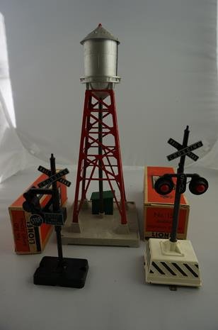 Lionel Postwar Lot of 3 #155 Blinking Light Signal with: Lionel Postwar Lot of 3 #155 Blinking Light Signal with Bell in Box, #140 Banjo Signal in Box, & #193 Industrial Water Tower