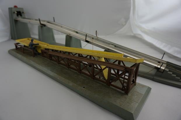 Lionel Postwar Lot of 2 #362 Operating Barrel Loader &: Lionel Postwar Lot of 2 #362 Operating Barrel Loader & #456 Coal Ramp with #3456 Hopper