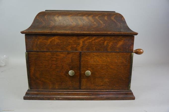 Antique Victor Victrola Phonograph #VV Oak Case: Antique Victor Victrola Phonograph #VV Oak Case