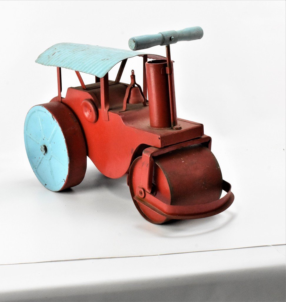 Antique Keystone Ride On Steam Roller Toy: An Antique Keystone Pressed Metal Ride On Steam Roller Toy measuring approx. 20"l