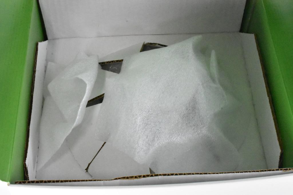 Kate Spade NY Grouping: Grouping includes (10) new old stock Kate Spade New York McCormick Square 5-piece place settings in original boxes.