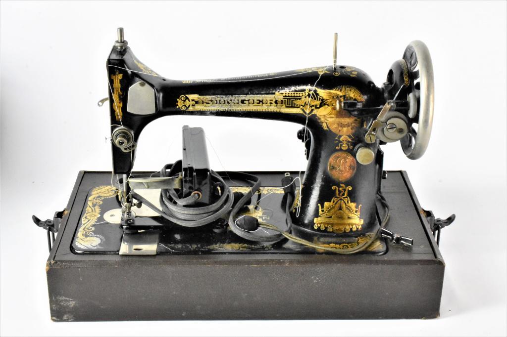 Vintage Singer Sewing Machine: A vintage Singer sewing machine measuring approx. 18"l by 14"h by 10"w. Working condition unknown.