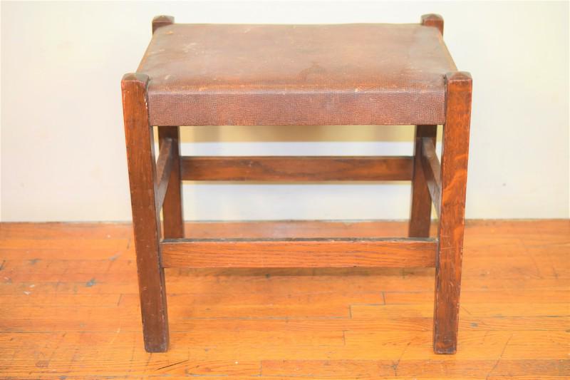 Arts & Craft Style Bench: Oak bench In the manor of Gustav Stickley Measures approx. 18"l by 12.75" by 16.75"h