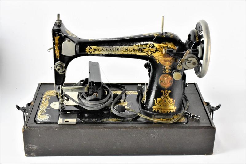 Vintage Singer Sewing Machine: A vintage Singer sewing machine measuring approx. 18"l by 14"h by 10"w. Working condition unknown.