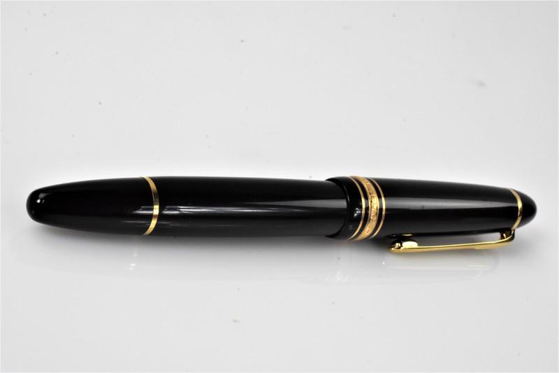 ****Montblanc Meisterstuck No. 146 pen: Includes one Montblanc Meisterstuck No. 146 pen with 14k / 585 gold nib