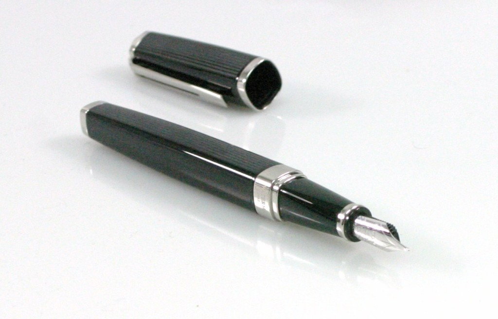 Waterman Paris Fountain Pen 18K 750 nib: A nice lot consisting of a cased Waterman Paris Fountain Pen 18K 750 nib