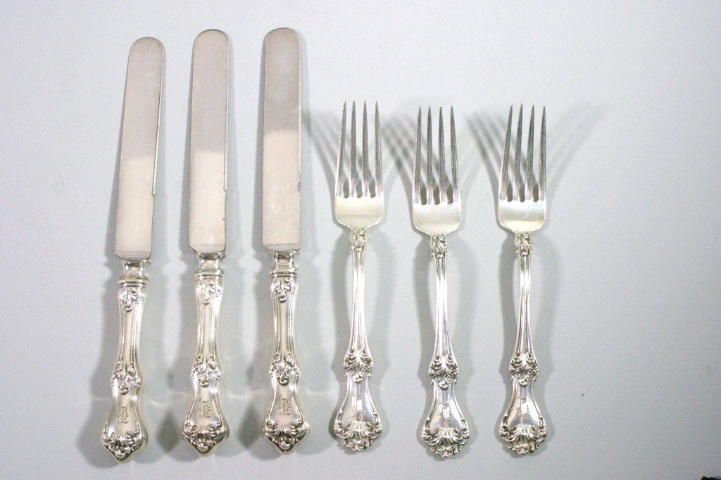 6 Piece Roger Williams Silver Co sterling flatware: A fine 6 piece example of Roger Williams Silver Company Knives(10") and Forks (7.5") 5.78ozt plus an estimated 1.5ozt knife handle weight