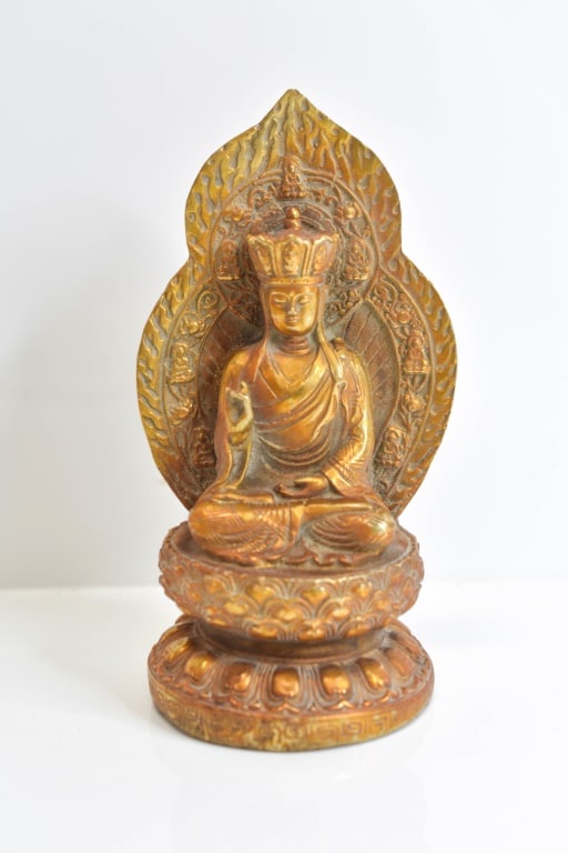 Beautiful Guanyin Buddhist Bronze Figure Signed: Beautiful Guan Yin Buddha Bronze Statue with Qianlong seal marked chinese Idol statue. It is in excellent condition for its age, and has only minor wear. It has no repairs and measures approx: 7" tall