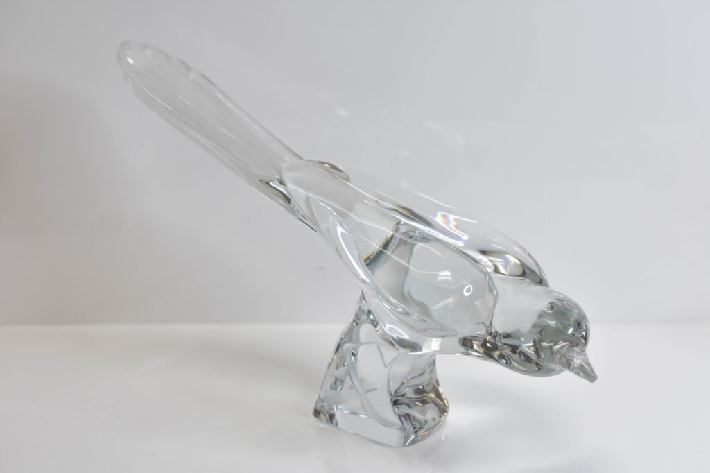 Daum France Bird: Daum France Bird, no chips, cracks, breaks, or repairs, appears to be excellent, measures: 12.5" x 8"