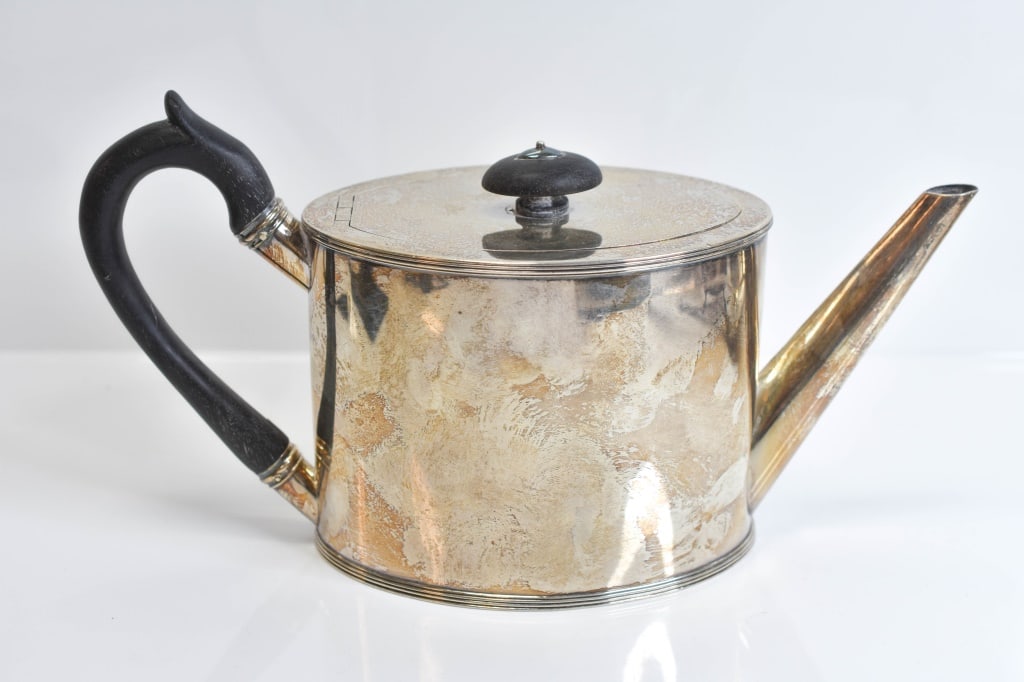 English Sterling Silver Tea Pot: Sterling silver tea pot 17.6 OZT with handle, Guarenteed 800 silver or better.