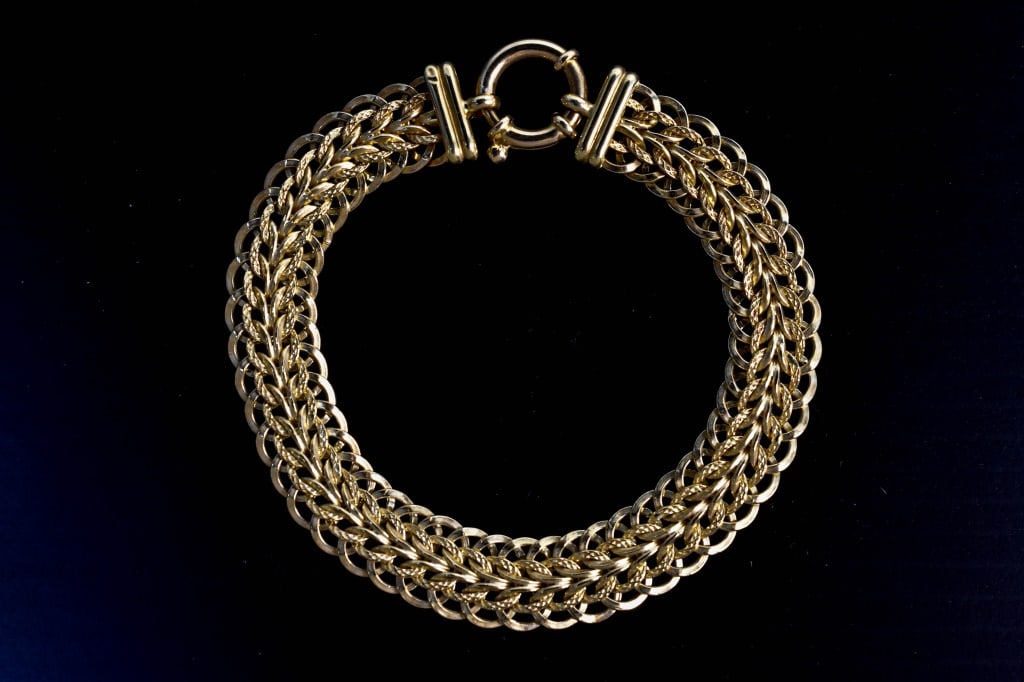18K Gold Bracelet: Includes: Beautiful 18K gold bracelet, marked 18KT Milor Italy, In good condition, weighs approx: 9.6 grams 18k
