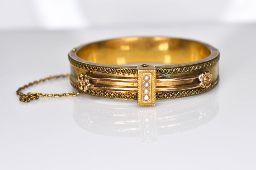 Victorian Etruscan Hinged Bangle Bracelet (1 of 4)